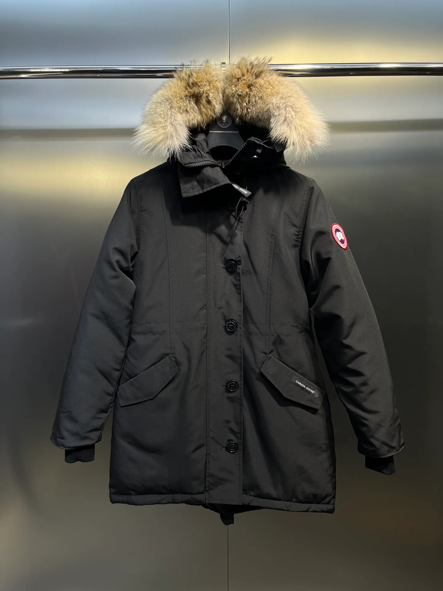 P860 Canada goose/Canada Goose 05 model 2580LA CANADA GOOSE/Canada Goose Rossclair parka women's down jacket, authentic original clothing molding, all accessories are custom-made from the original factory. This model is very unique. The zipper at the back can be opened to change into a dovetail style, with diagonal pockets and a layer of hidden pockets underneath. The official website has become a popular model. The softness and hardness of the fabric are compared with the genuine ones. It can be restored by kneading at will (fabric misunderstanding: fabrics with high hardness are not waterproof. Only those who buy the latest genuine version this year will notice the softness and comfort of the fabrics). The down is synchronized with the genuine white duck down. It is fluffy and not lumpy. The electronically controlled down charging machine is used to fill the zippers with customized genuine YKK zippers. High hardness and no lag. The fur collar is purchased from the same manufacturer as Wolf Hair. (Cooperative factory 2019 Canadian wolf skin auction and Big Goose official auction of wolf skin fur collars on the same site) All workmanship and wiring are controlled by workers with more than ten years of service. They must be horizontal and vertical, and are not crooked. The density of the inner wiring is more exquisite. Compare at will. Big goose label, collar label, washed label, hang tag, zipper rope, pocket label, back label, collar velvet, Velcro fasteners, all details of the cuffs are updated simultaneously with the original product, the best version, and the most complete color matching. The fighter in World 05 battles various world goods. Size: XS-XL
